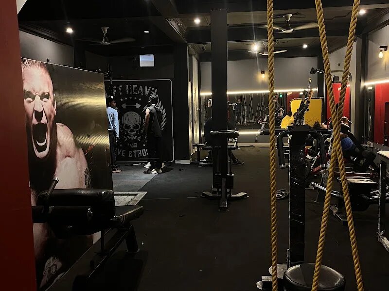Main floor with battle ropes and a LIFT HEAVY banner